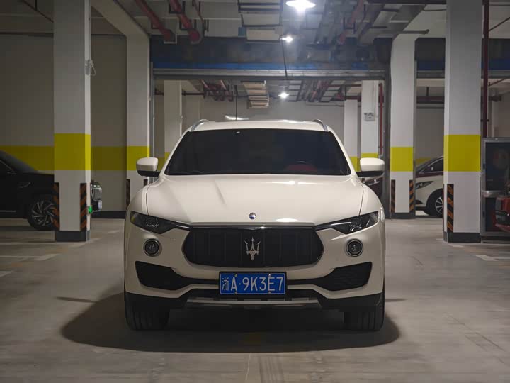 Фото 2 - Maserati Levante
