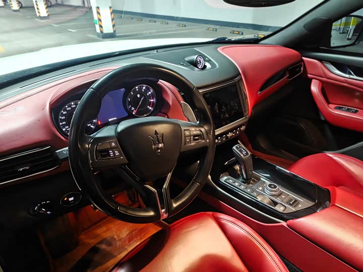 Фото 8 - Maserati Levante