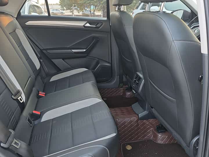 Фото 9 - Volkswagen T-Roc