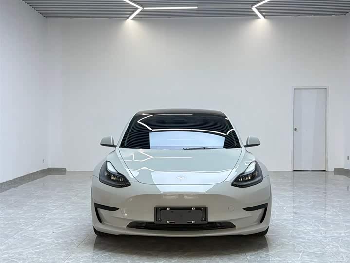 Фото 2 - Tesla Model 3