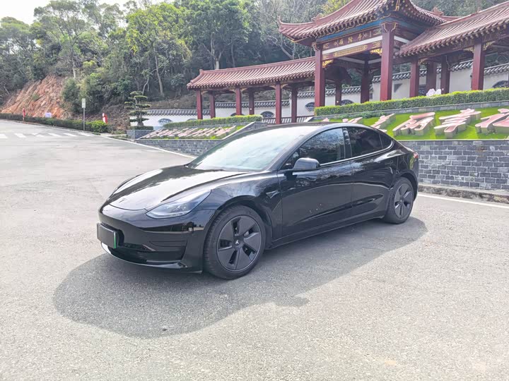 Фото 1 - Tesla Model 3