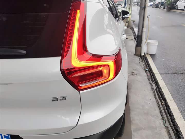 Фото 8 - Volvo XC40