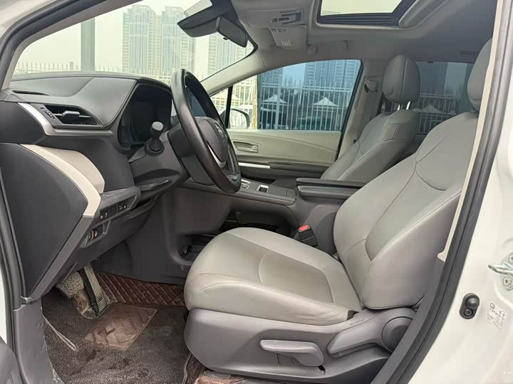 Фото 4 - Toyota Granvia