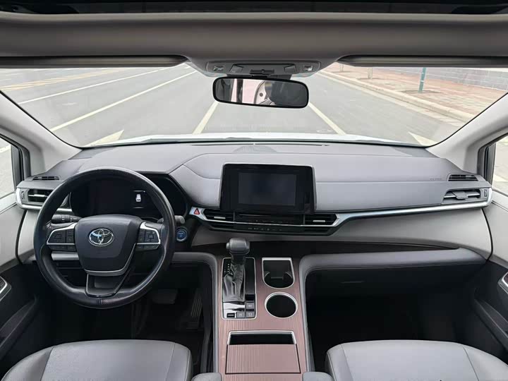 Фото 5 - Toyota Granvia