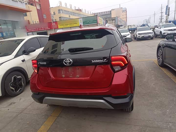 Фото 6 - Toyota Yaris L Hatchback