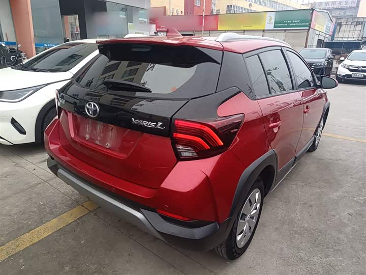 Фото 7 - Toyota Yaris L Hatchback