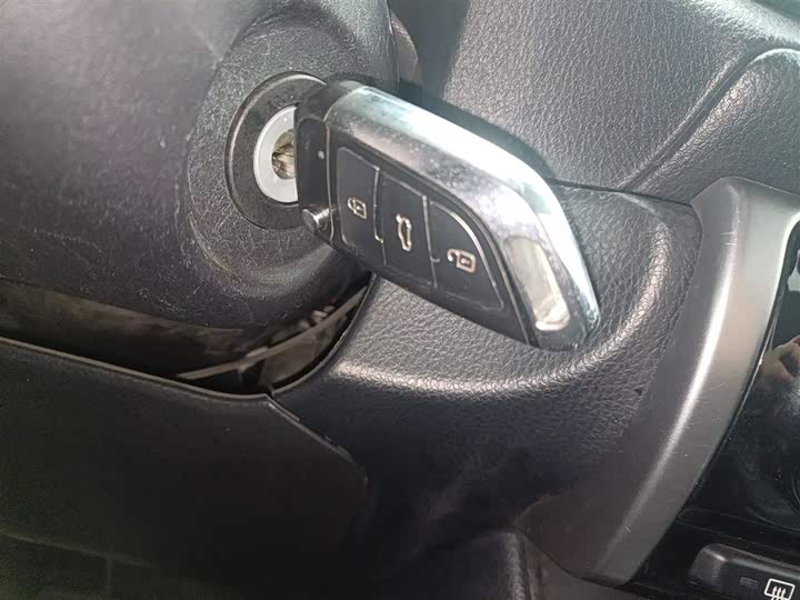 Фото 9 - Toyota Yaris L Hatchback