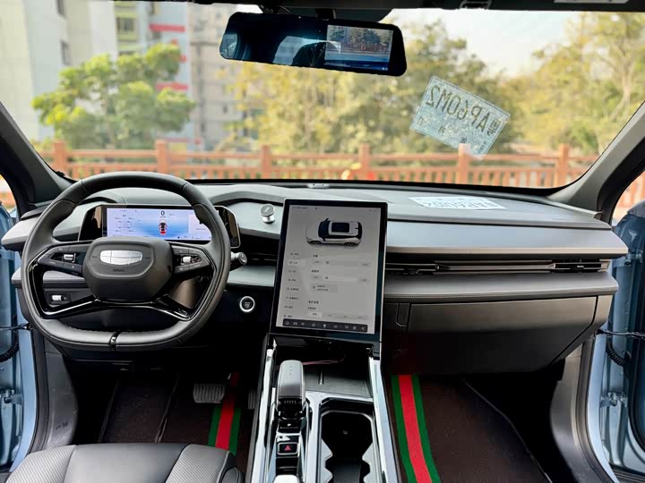 Фото 8 - Geely Atlas