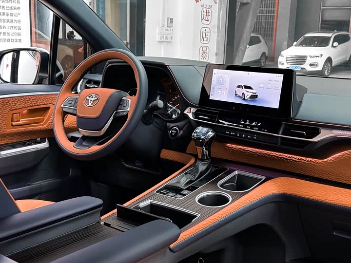 Фото 4 - Toyota Granvia