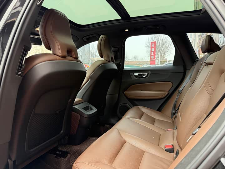 Фото 8 - Volvo XC60