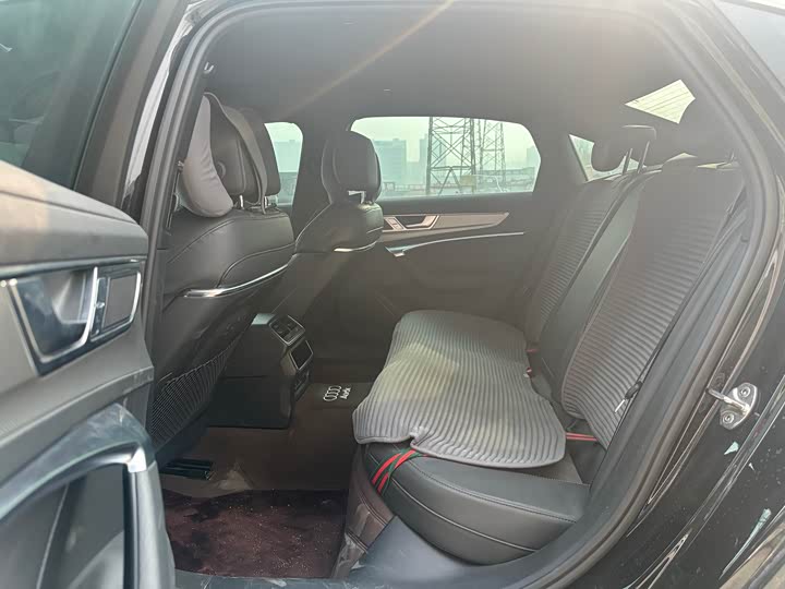 Фото 5 - Audi A6L