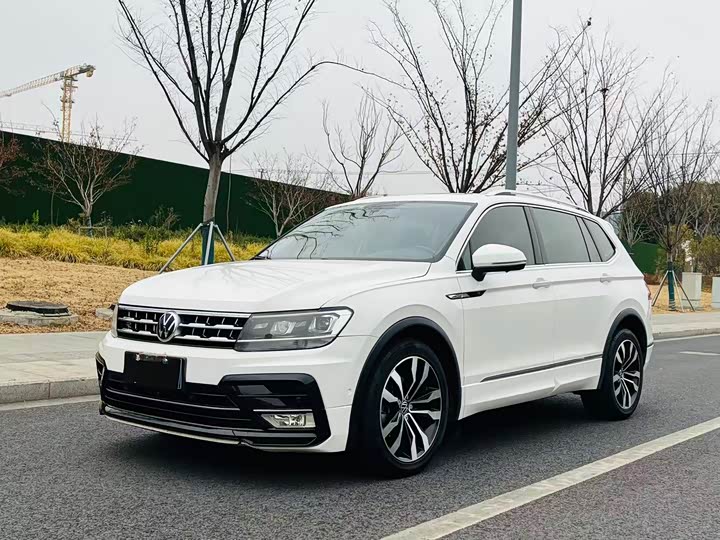 Фото 1 - Volkswagen Tiguan L Pro