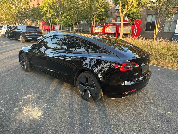 Фото 6 - Tesla Model 3