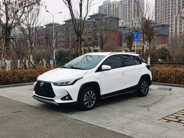 Фото 1 - Toyota Yaris L Hatchback