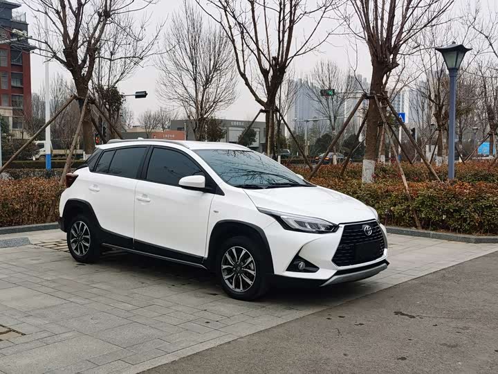 Фото 3 - Toyota Yaris L Hatchback