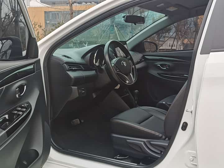 Фото 4 - Toyota Yaris L Hatchback