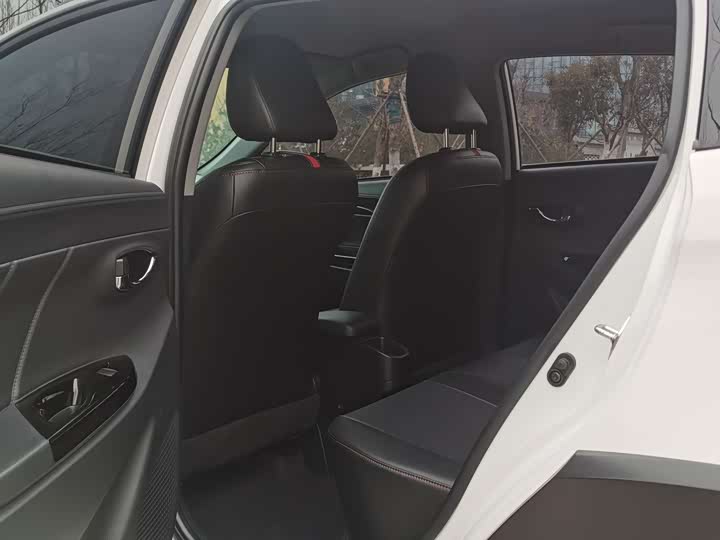 Фото 5 - Toyota Yaris L Hatchback