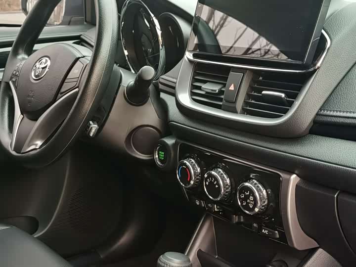 Фото 6 - Toyota Yaris L Hatchback