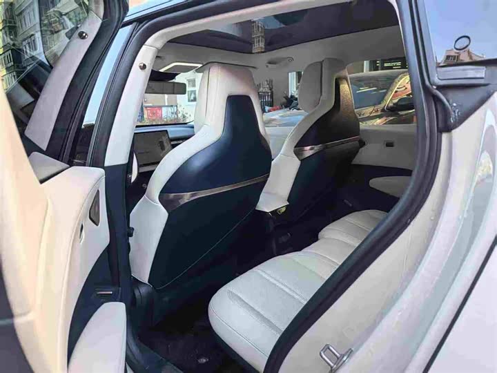 Фото 2 - Zeekr X