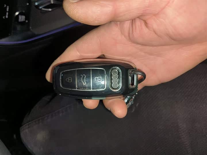 Фото 9 - Audi A6L