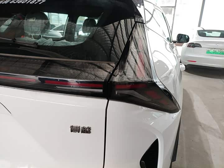 Фото 8 - Geely Atlas