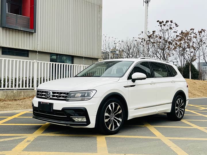 Фото 1 - Volkswagen Tiguan L Pro