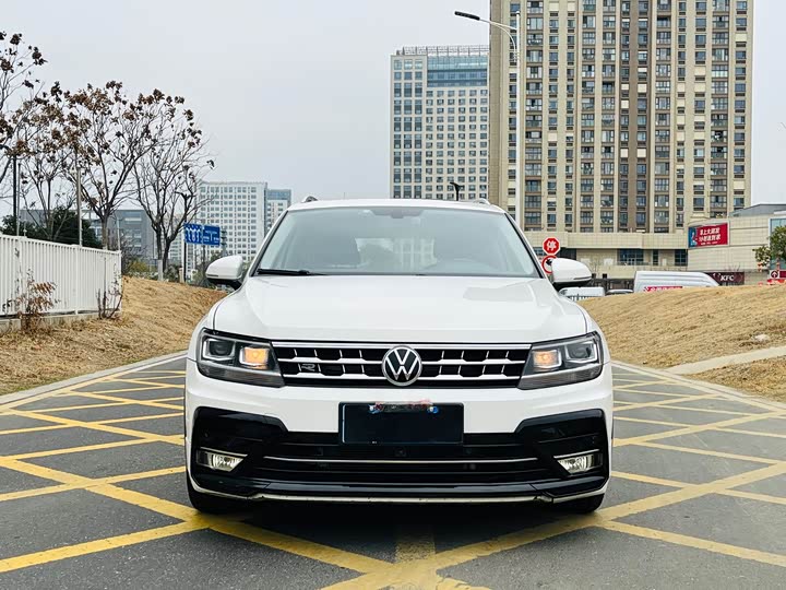 Фото 2 - Volkswagen Tiguan L Pro