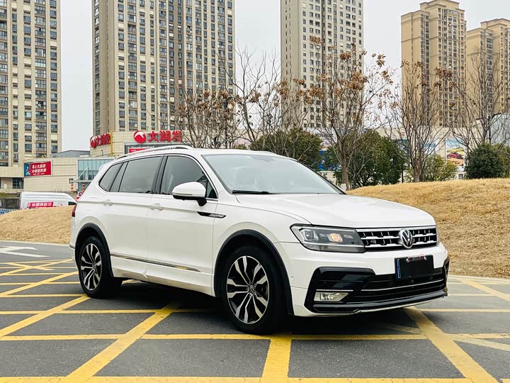 Фото 3 - Volkswagen Tiguan L Pro