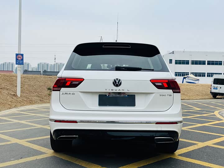Фото 8 - Volkswagen Tiguan L Pro