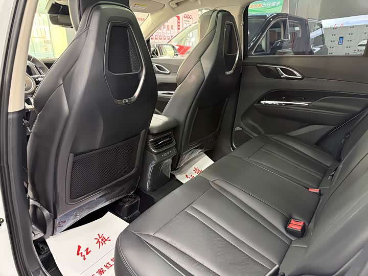 Фото 8 - Hongqi HS3 Hybrid