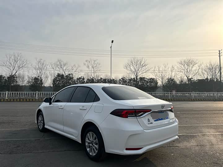 Фото 3 - Toyota Corolla