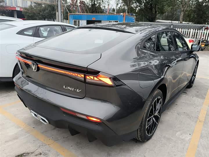 Фото 7 - Changan UNI-V Hybrid