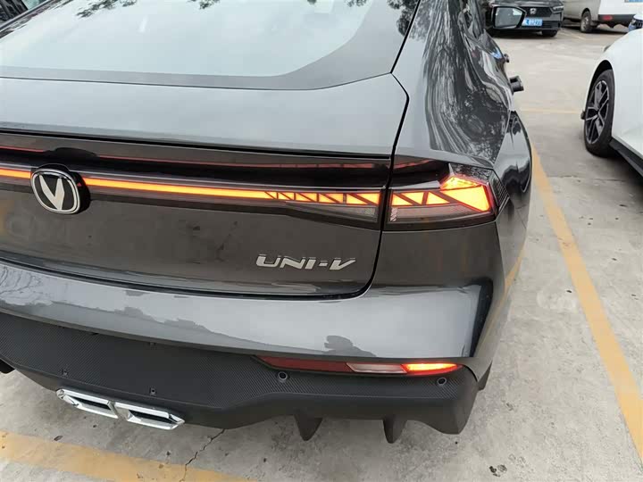 Фото 8 - Changan UNI-V Hybrid