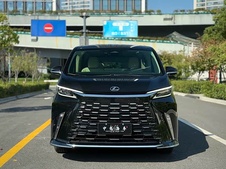 Фото 2 - Lexus LM