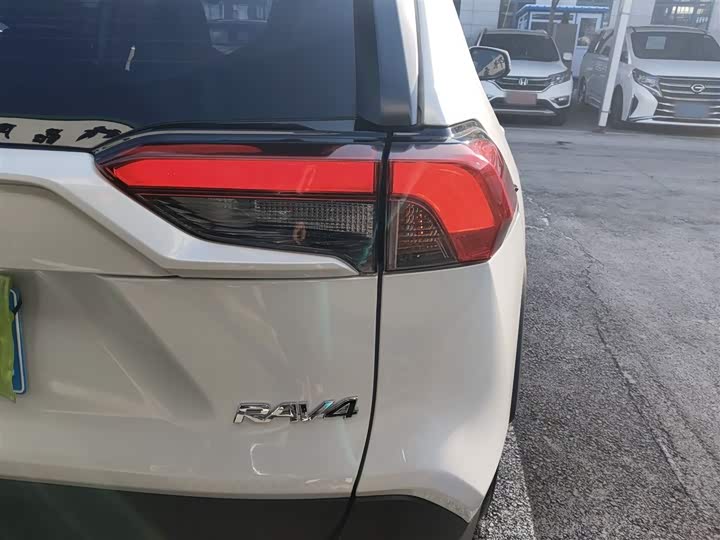 Фото 8 - Toyota RAV4