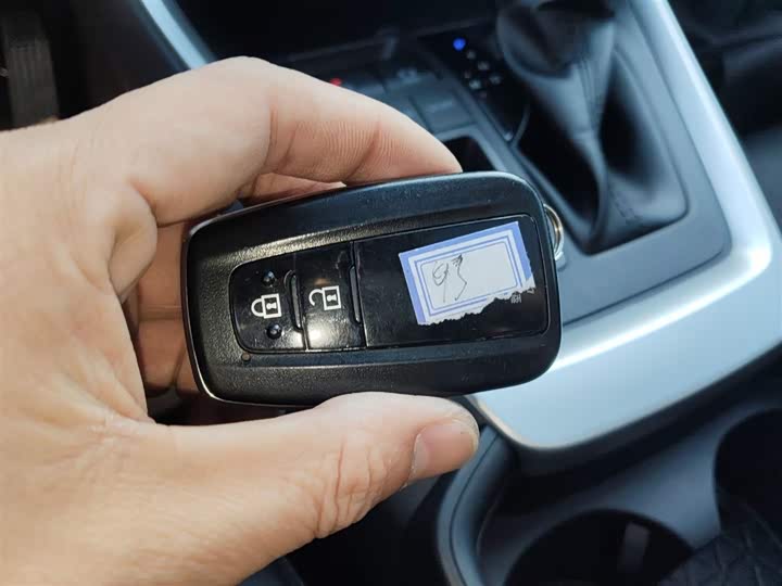 Фото 9 - Toyota RAV4