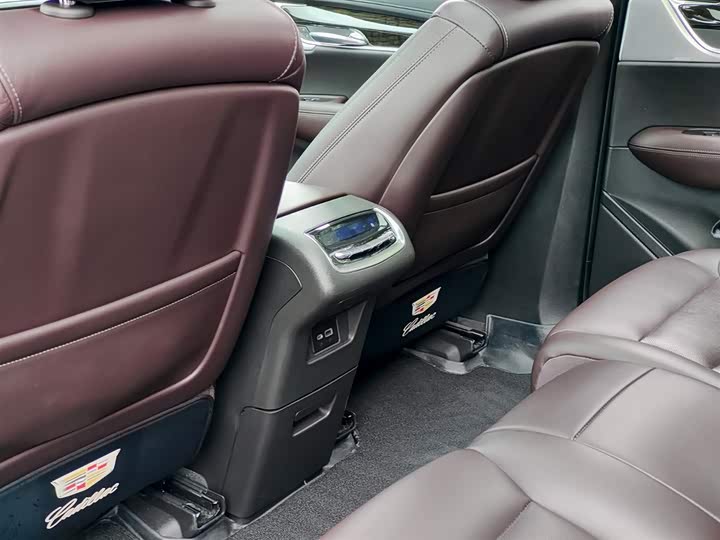 Фото 9 - Cadillac XT6