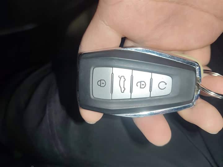 Фото 9 - Geely Atlas L