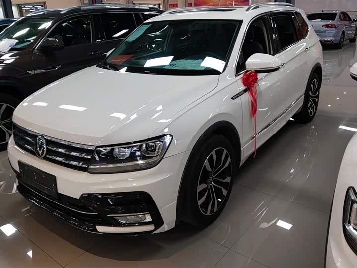 Фото 1 - Volkswagen Tiguan L Pro