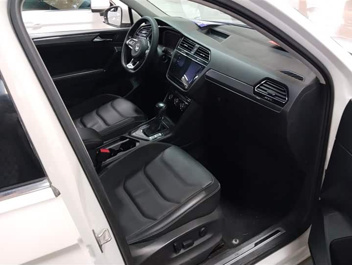Фото 8 - Volkswagen Tiguan L Pro
