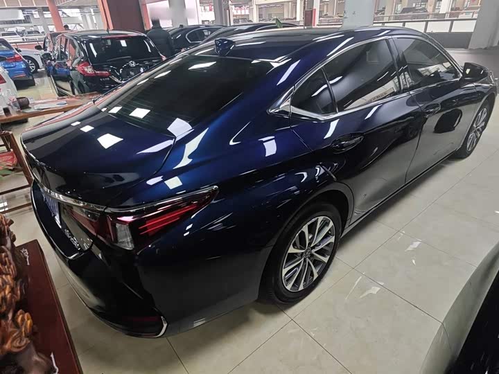 Фото 7 - Lexus ES
