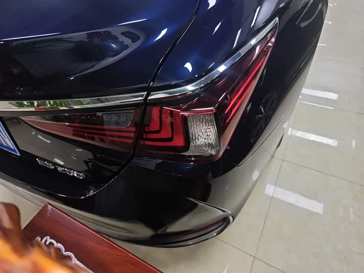 Фото 8 - Lexus ES