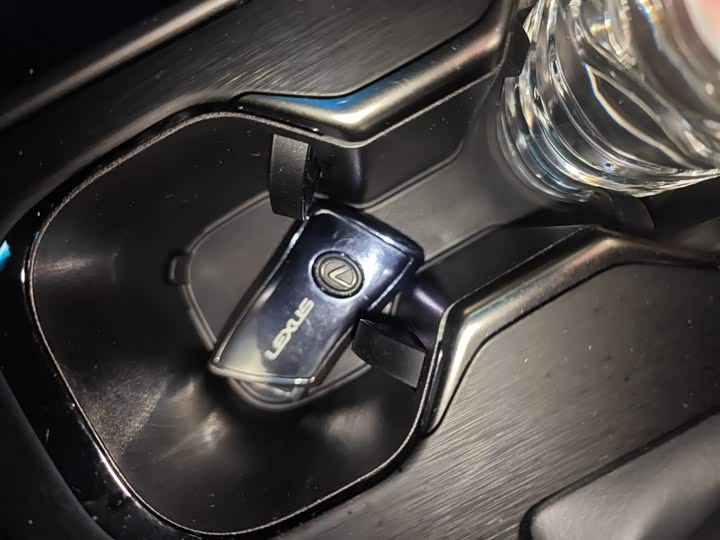 Фото 9 - Lexus ES