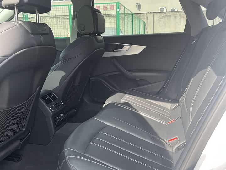 Фото 6 - Audi A4L