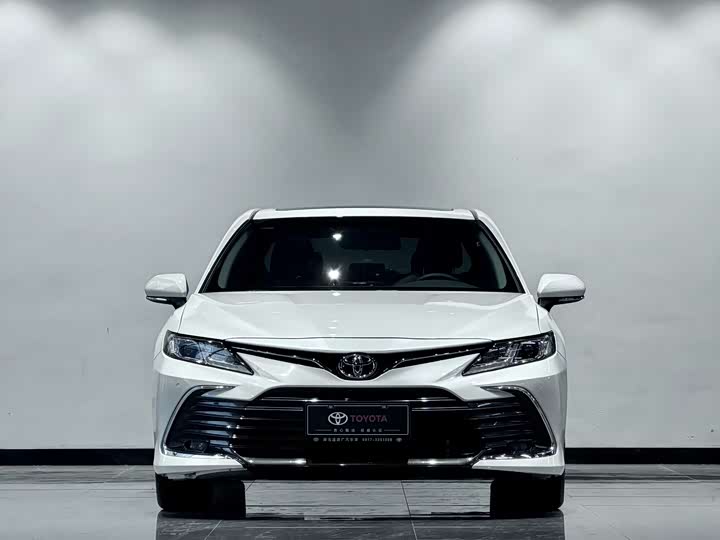 Фото 2 - Toyota Camry