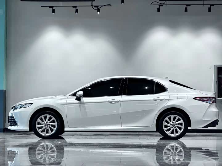 Фото 5 - Toyota Camry