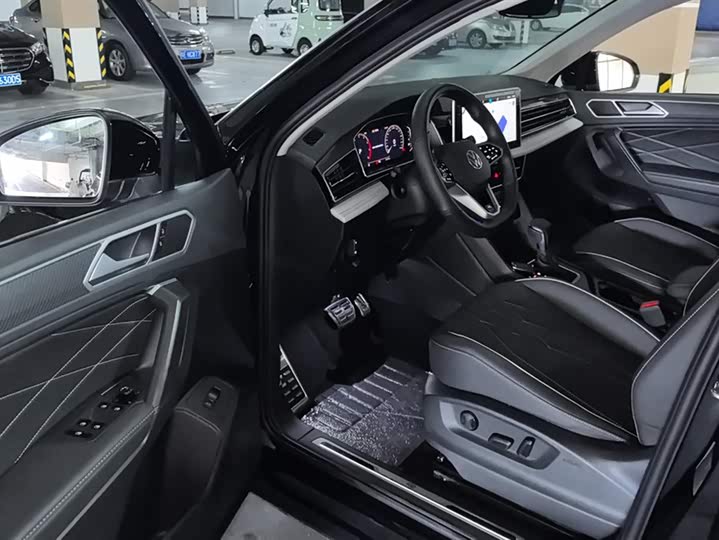 Фото 9 - Volkswagen Tiguan L Pro