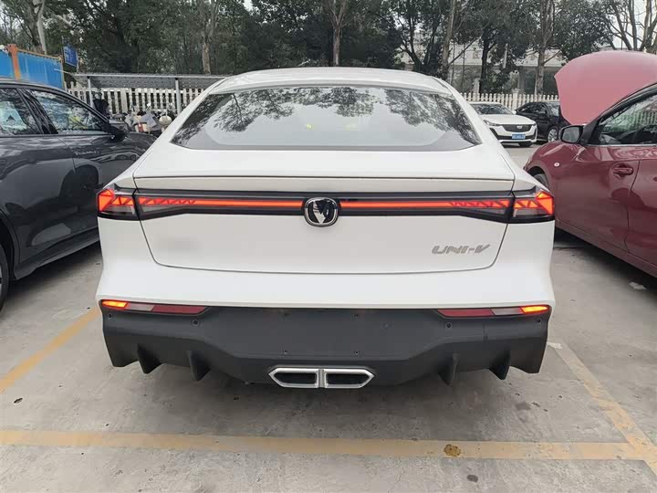 Фото 6 - Changan UNI-V Hybrid