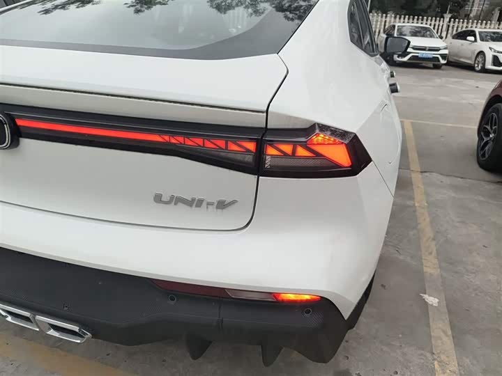 Фото 8 - Changan UNI-V Hybrid