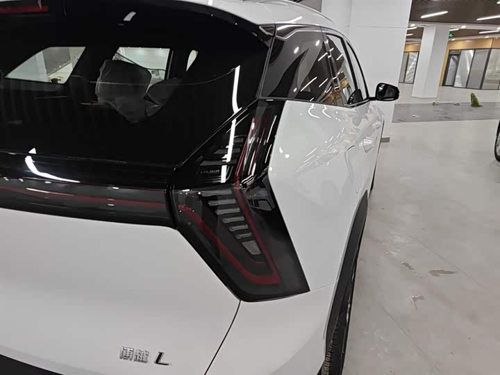 Фото 8 - Geely Atlas L